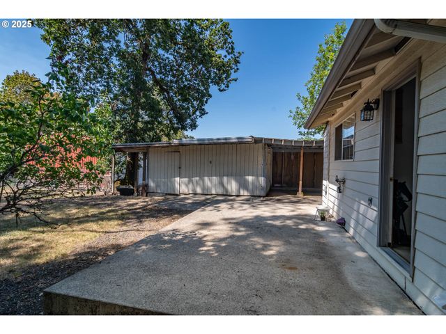 881 Ne NEWTON CREEK Dr, Roseburg, OR 97470