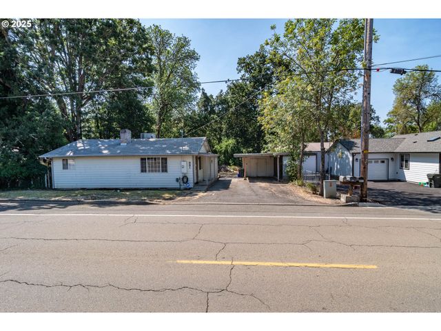 881 Ne NEWTON CREEK Dr, Roseburg, OR 97470