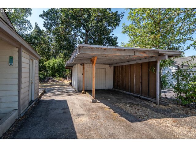 881 Ne NEWTON CREEK Dr, Roseburg, OR 97470