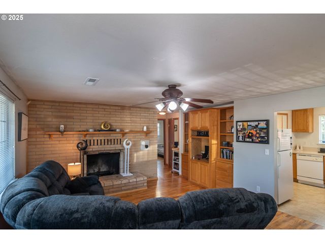881 Ne NEWTON CREEK Dr, Roseburg, OR 97470