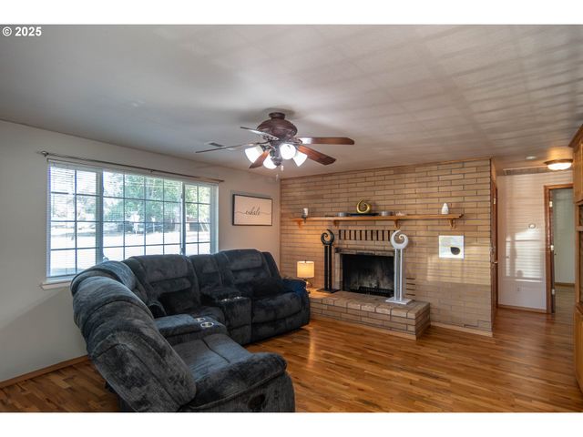 881 Ne NEWTON CREEK Dr, Roseburg, OR 97470