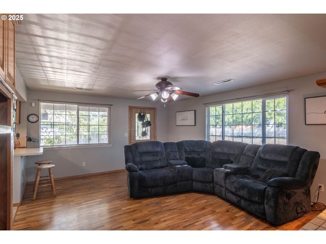 881 Ne NEWTON CREEK Dr, Roseburg, OR 97470