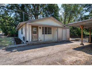 881 Ne NEWTON CREEK Dr, Roseburg, OR 97470