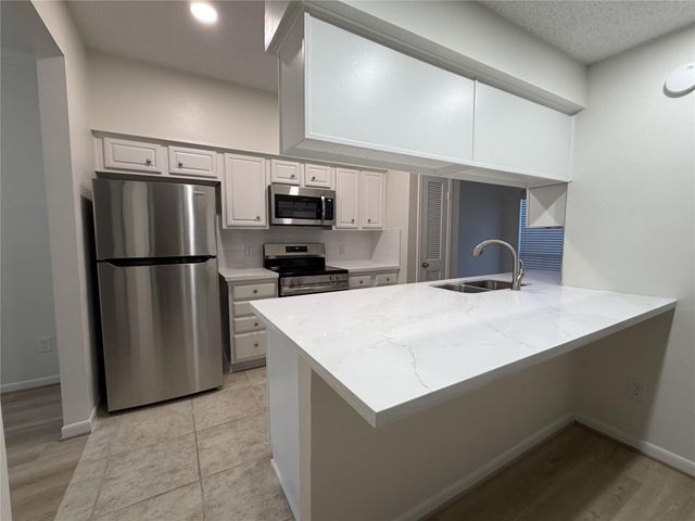 1025 Fountain View Drive, Houston, TX 77057