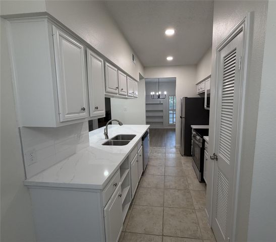 1025 Fountain View Drive, Houston, TX 77057