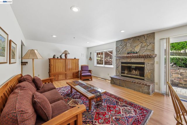 26 Oak Rd, Orinda, CA 94563