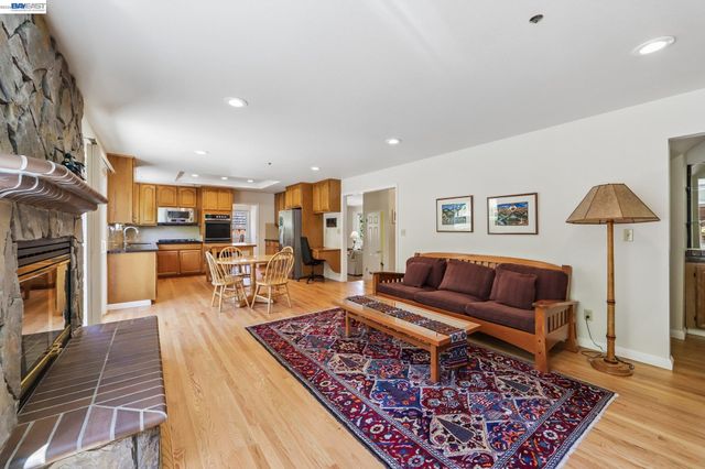 26 Oak Rd, Orinda, CA 94563