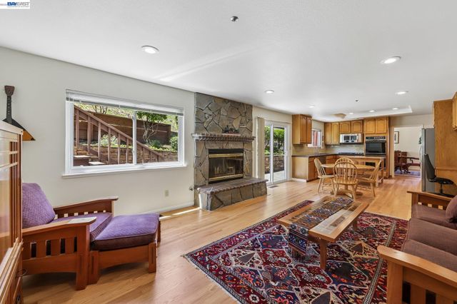 26 Oak Rd, Orinda, CA 94563