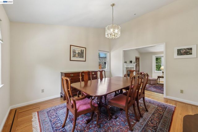26 Oak Rd, Orinda, CA 94563