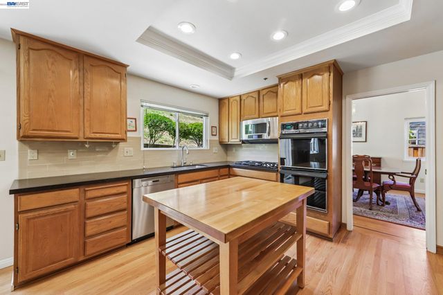 26 Oak Rd, Orinda, CA 94563
