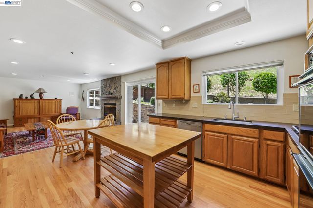 26 Oak Rd, Orinda, CA 94563