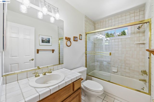 26 Oak Rd, Orinda, CA 94563