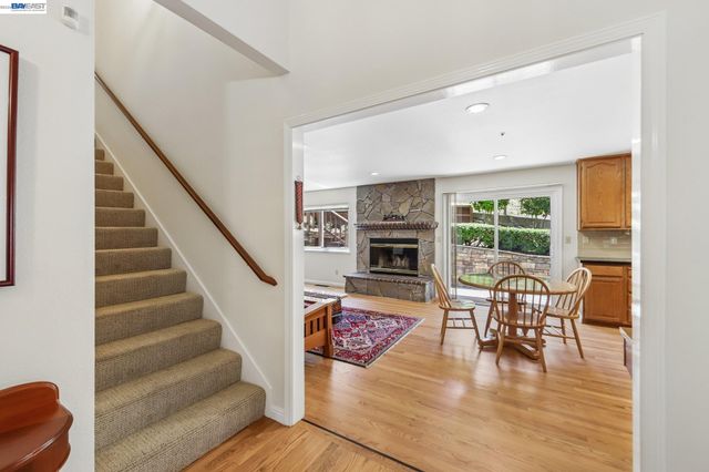 26 Oak Rd, Orinda, CA 94563