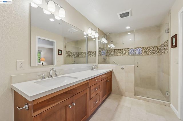 26 Oak Rd, Orinda, CA 94563