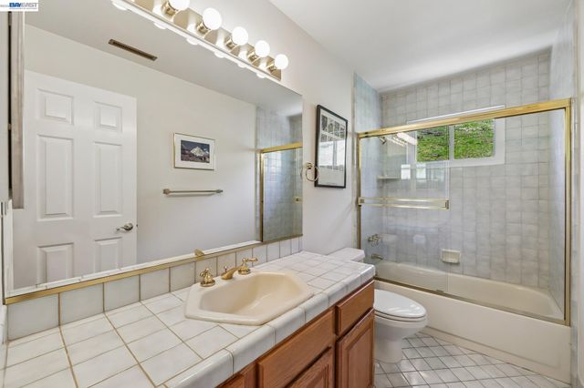 26 Oak Rd, Orinda, CA 94563