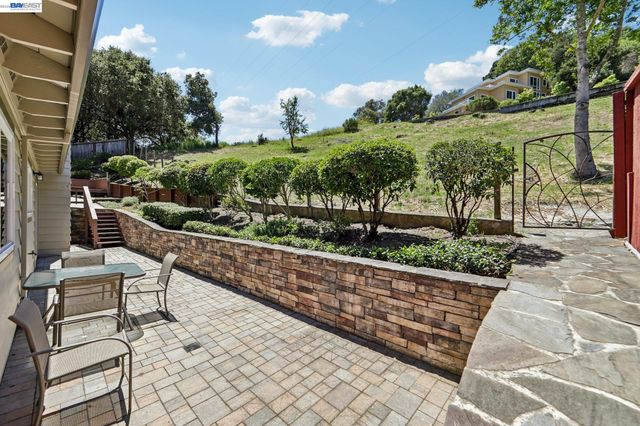 26 Oak Rd, Orinda, CA 94563