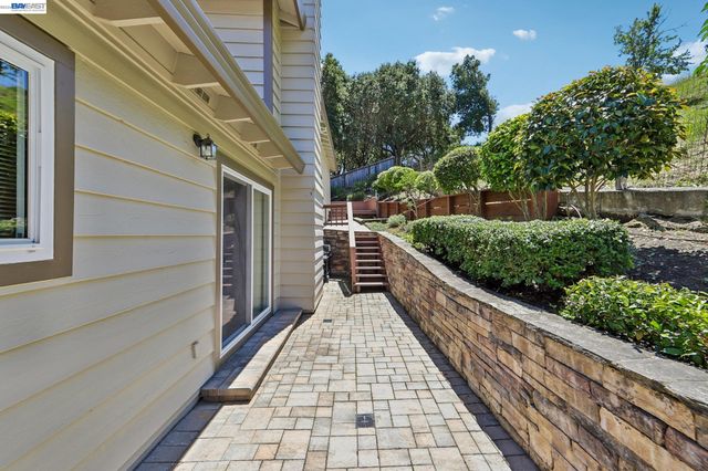 26 Oak Rd, Orinda, CA 94563