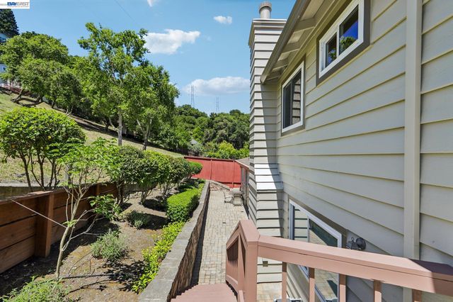 26 Oak Rd, Orinda, CA 94563