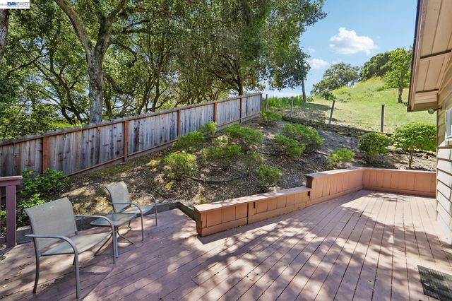 26 Oak Rd, Orinda, CA 94563