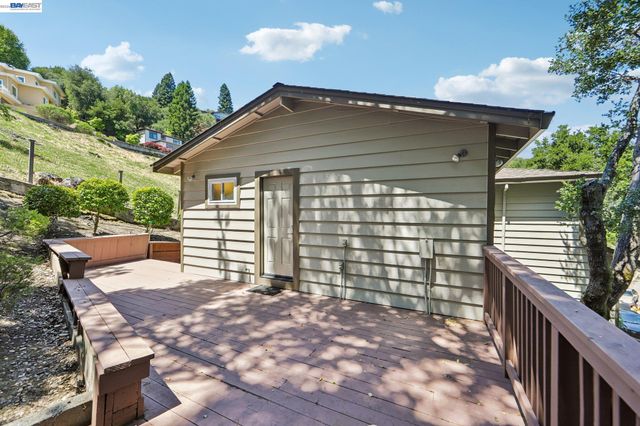 26 Oak Rd, Orinda, CA 94563