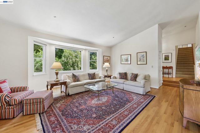 26 Oak Rd, Orinda, CA 94563