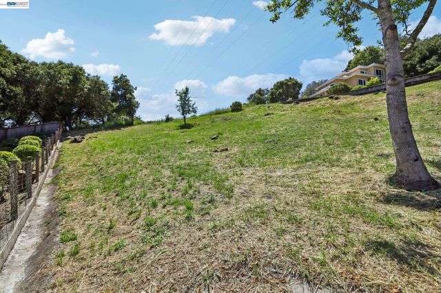 26 Oak Rd, Orinda, CA 94563