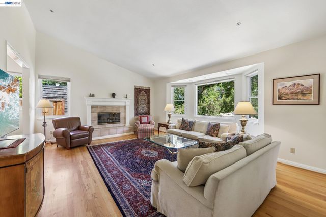 26 Oak Rd, Orinda, CA 94563