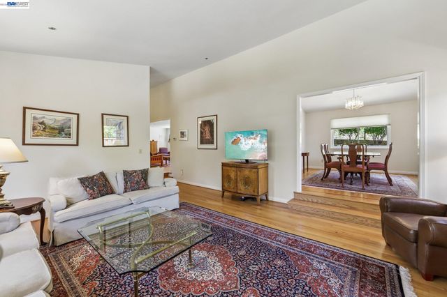 26 Oak Rd, Orinda, CA 94563