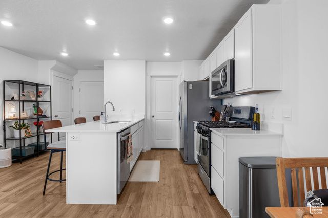 943 E DRIFTER LN, Saratoga Springs, UT 84045