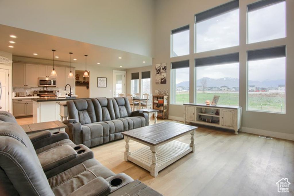 Image 10 of property listing at 2112 S 4300 W, Taylor, UT 84401