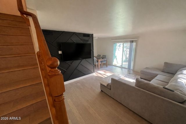 827 E COCHISE Drive B, Phoenix, AZ 85020