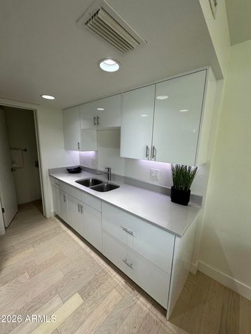 827 E COCHISE Drive B, Phoenix, AZ 85020