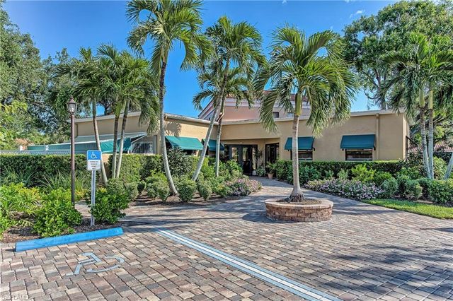 522 Beachwalk CIR, Naples, FL 34108