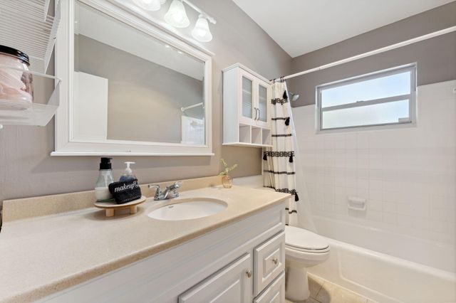 428 SE 2nd Street, Deerfield Beach, FL 33441