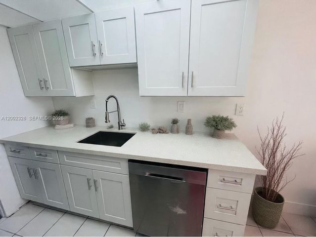 3070 NW 48th Ter 413, Lauderdale Lakes, FL 33313