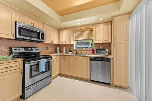 200 NE 12th Ave 3A, Hallandale Beach, FL 33009