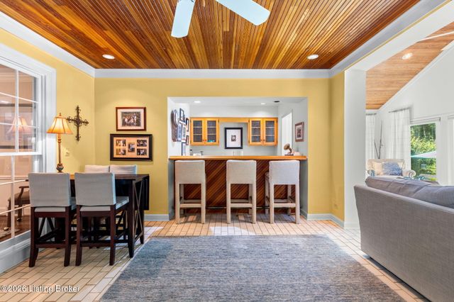 5805 Brittany Woods Cir, Louisville, KY 40222