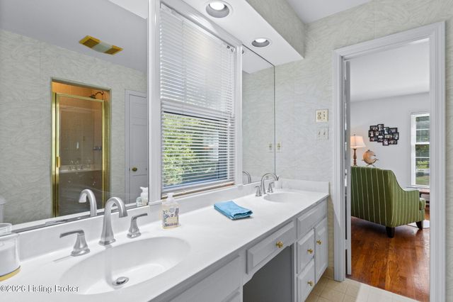 5805 Brittany Woods Cir, Louisville, KY 40222