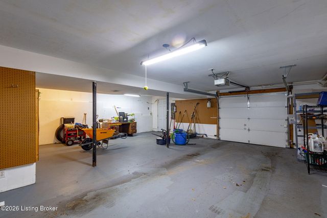 5805 Brittany Woods Cir, Louisville, KY 40222