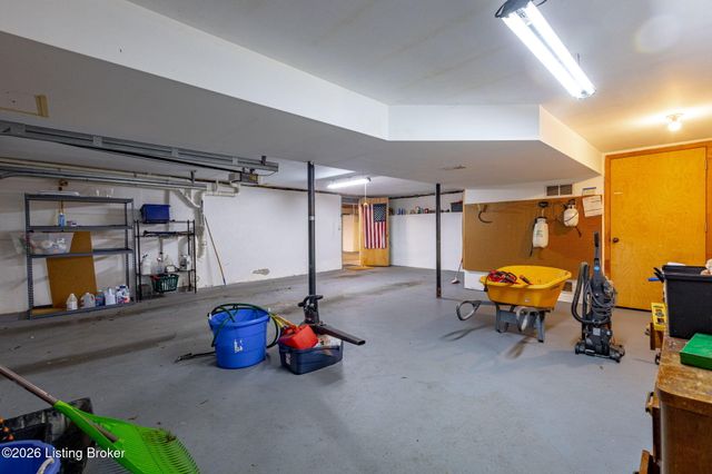 5805 Brittany Woods Cir, Louisville, KY 40222