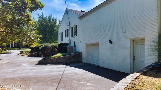 5805 Brittany Woods Cir, Louisville, KY 40222