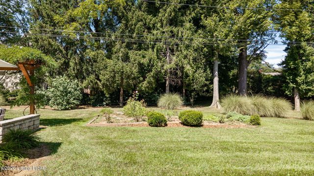 5805 Brittany Woods Cir, Louisville, KY 40222