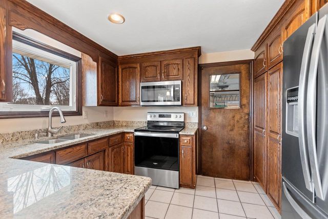 1935 BUNKER HILL COURT, De Pere, WI 54115