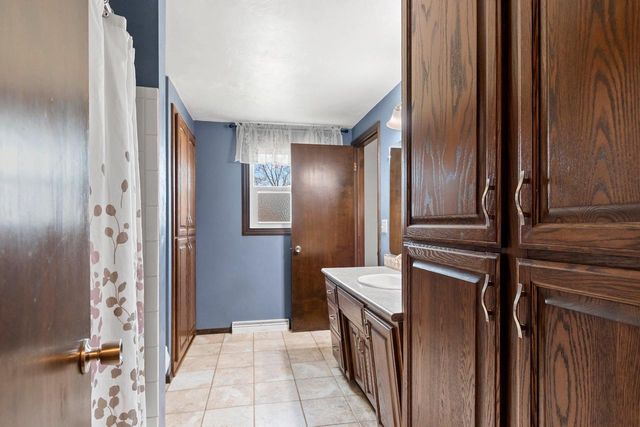 1935 BUNKER HILL COURT, De Pere, WI 54115