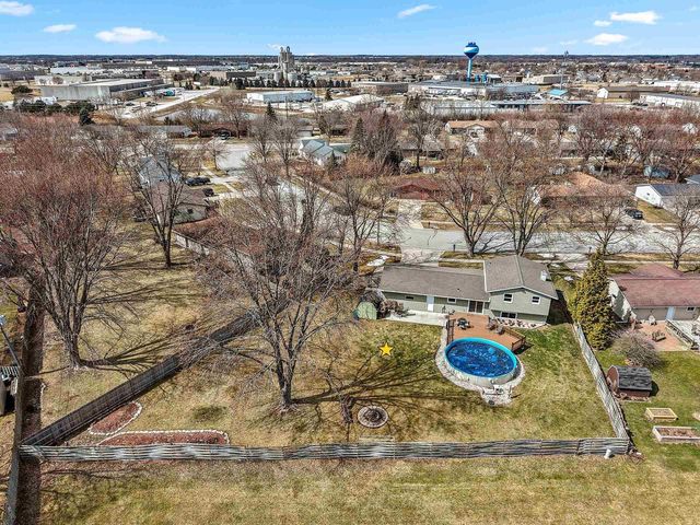 1935 BUNKER HILL COURT, De Pere, WI 54115