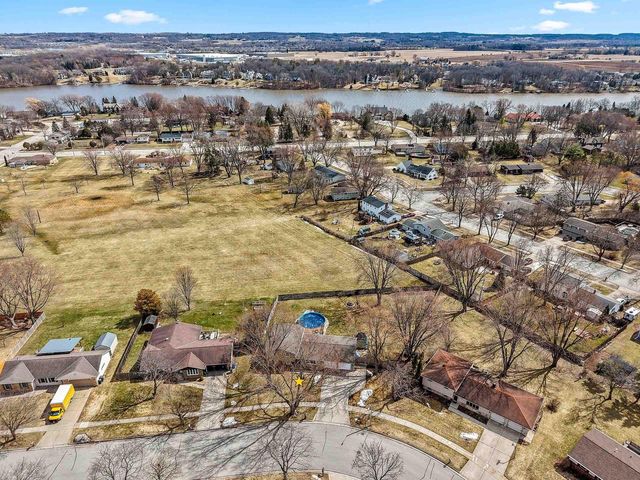 1935 BUNKER HILL COURT, De Pere, WI 54115