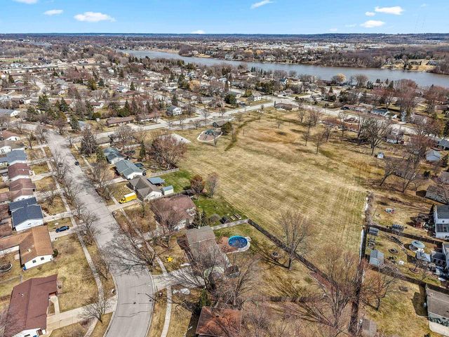 1935 BUNKER HILL COURT, De Pere, WI 54115