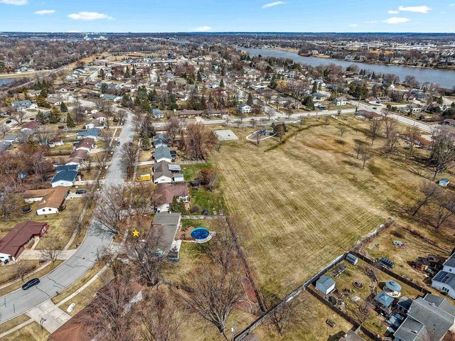 1935 BUNKER HILL COURT, De Pere, WI 54115