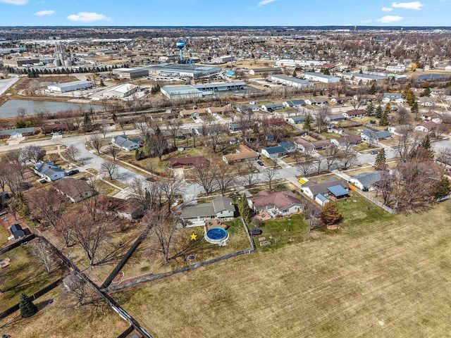 1935 BUNKER HILL COURT, De Pere, WI 54115