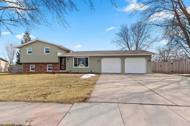 1935 BUNKER HILL COURT, De Pere, WI 54115